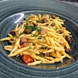 Trofie Tonno Fresco, Olive Nostrane e Capperi